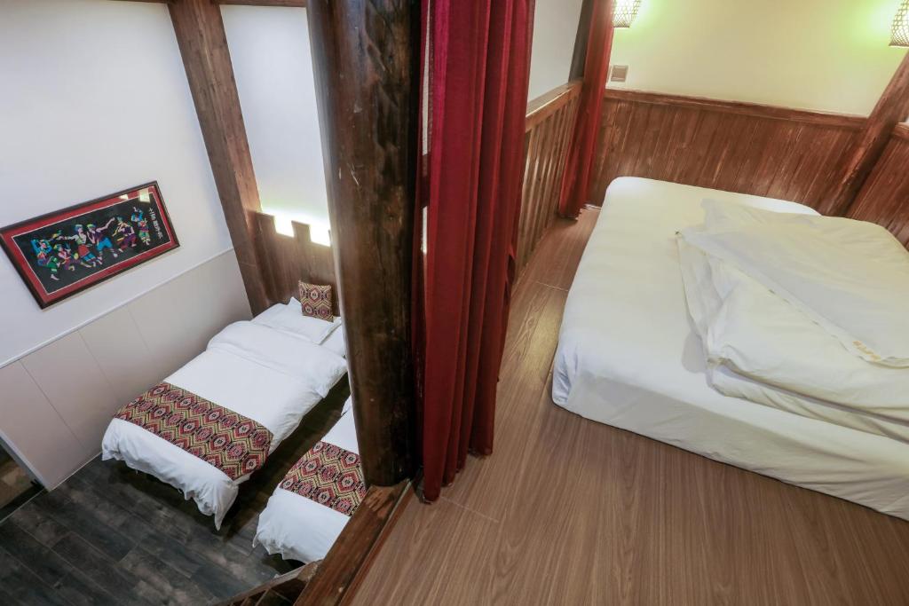 a small room with a bed and a small table at 张家界畔山驿栈 in Zhangjiajie