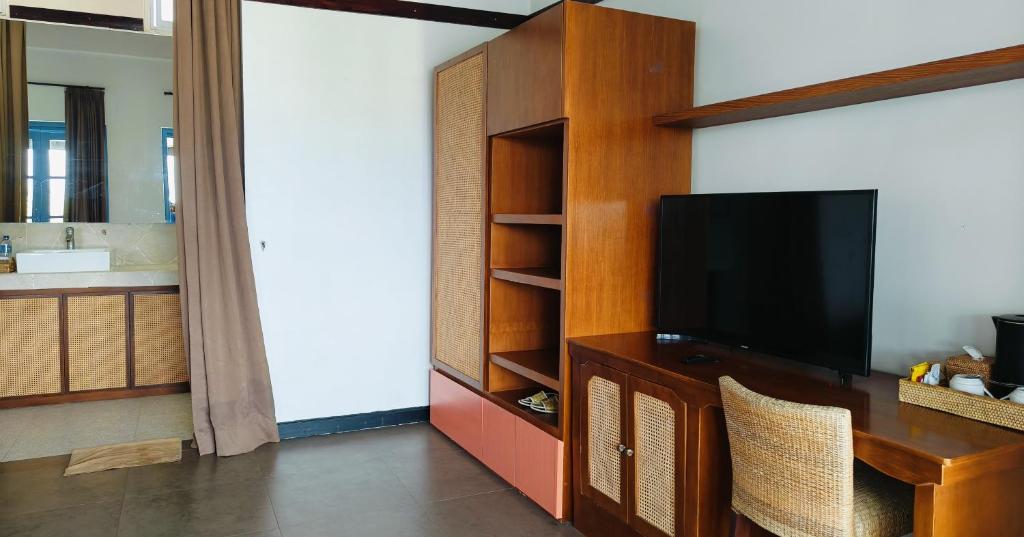 TV a/nebo společenská místnost v ubytování The Trawangan Resort