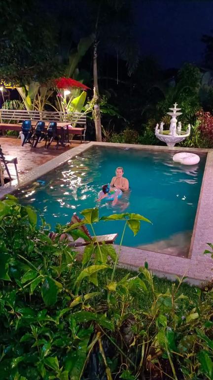 Bazén v ubytování บ้านภูคำฟ้า ดอยปู่ไข่ Baan Phu Kham Fah nebo v jeho okolí