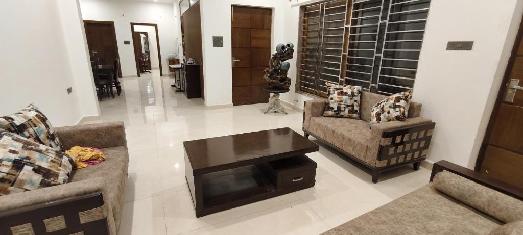 Posezení v ubytování Luxury Villa, 5 Min DLW, 10 Min Station & BHU