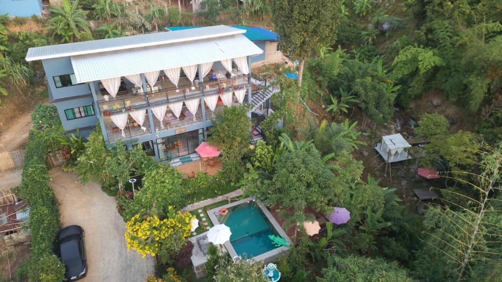Bazén v ubytování บ้านภูคำฟ้า ดอยปู่ไข่ Baan Phu Kham Fah nebo v jeho okolí