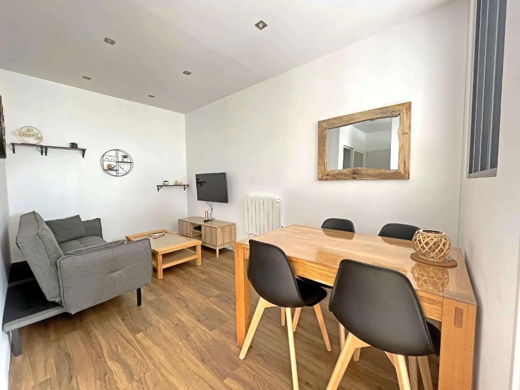 - un salon avec une table à manger et une chaise dans l'établissement Charmant T3 entre Plage et Village à Berck-Plage - FR-1-646-85, à Berck-sur-Mer