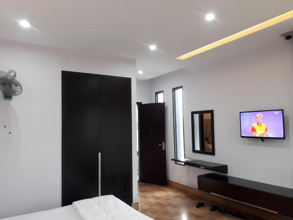 TV a/nebo společenská místnost v ubytování Nhà Nghỉ Việt Thương