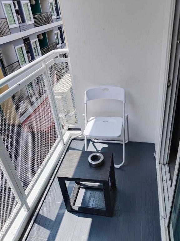 Balkón nebo terasa v ubytování Doze Patong