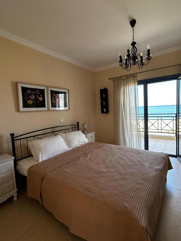 Postel nebo postele na pokoji v ubytování Beachfront Apartments