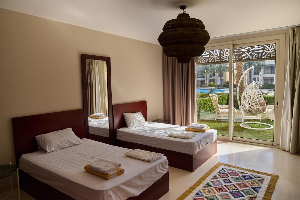 Postel nebo postele na pokoji v ubytování Mangroovy apartament El gouna