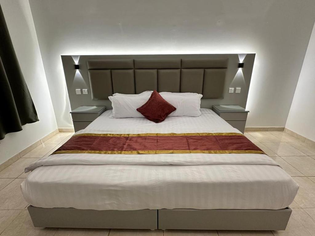 Postel nebo postele na pokoji v ubytování Zain Tabuk Apartment