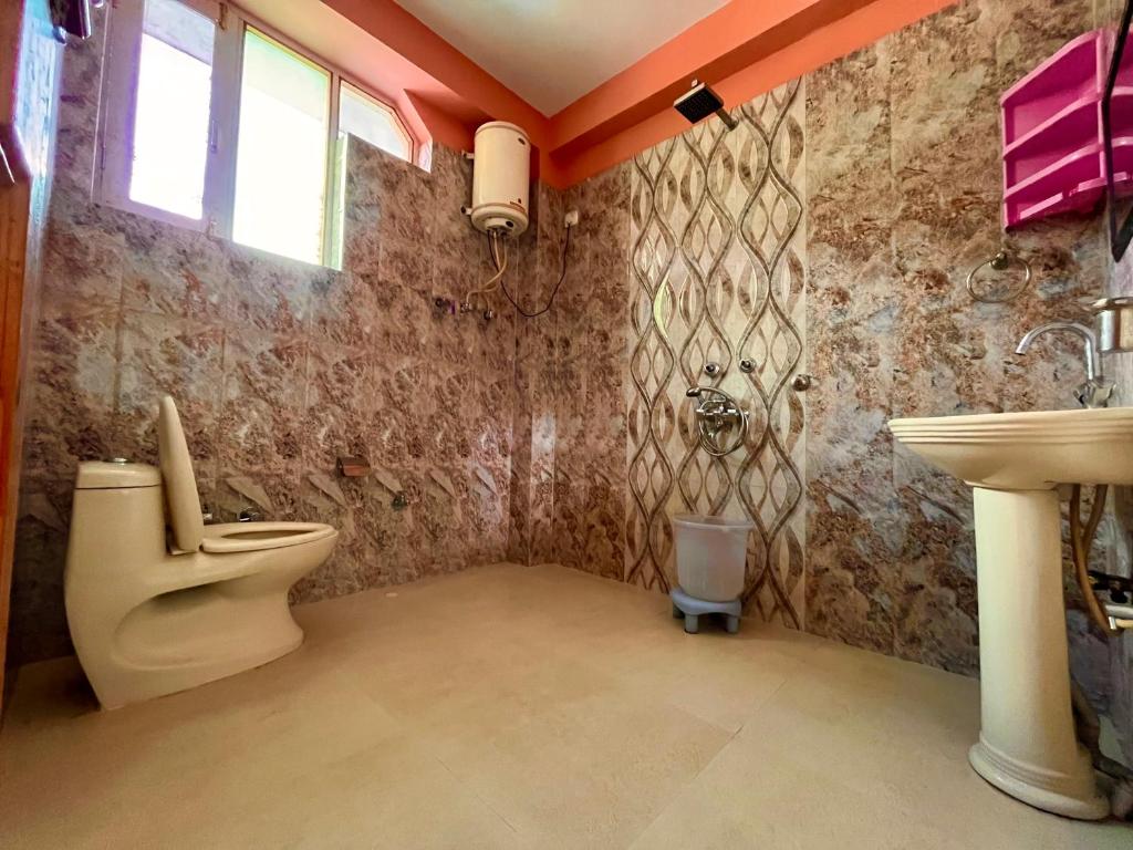 Koupelna v ubytování Woods Villa Cottages Manali - 1,2,3,4 Cottages & Villas Available in manali with scenic mountain view