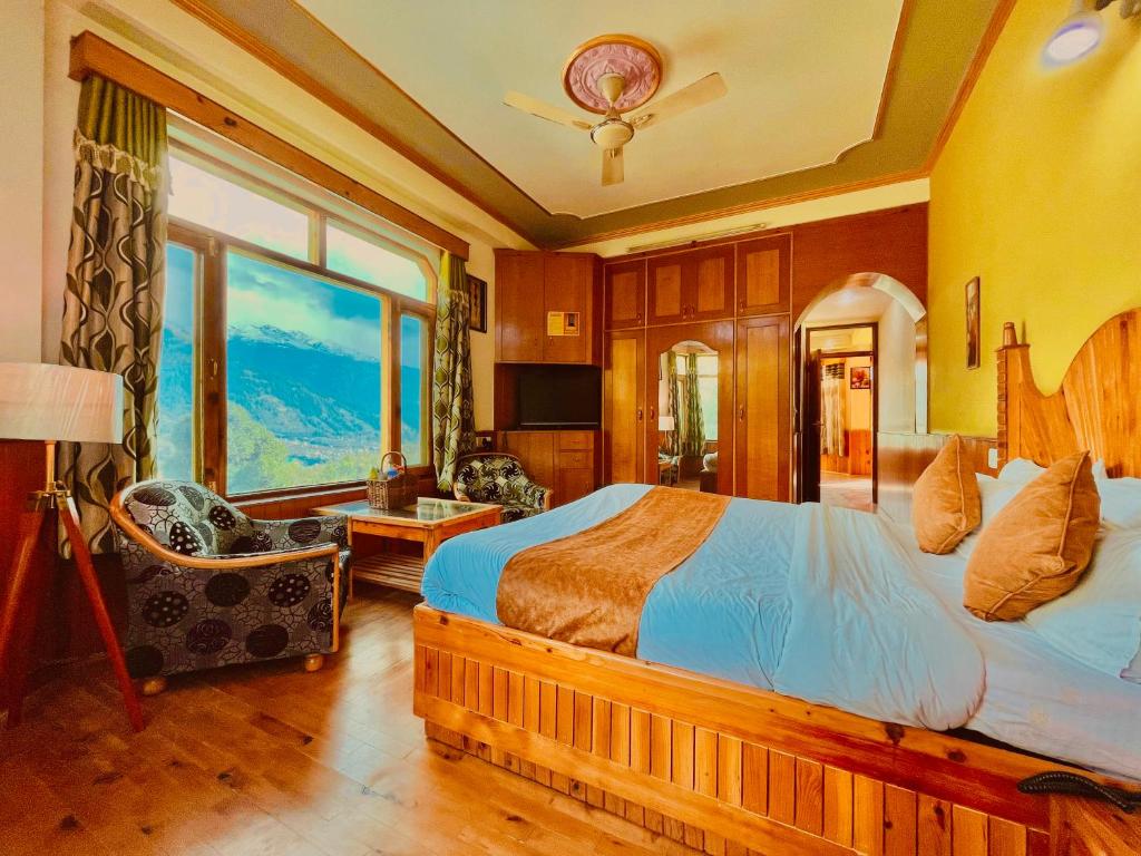 Postel nebo postele na pokoji v ubytování Woods Villa Cottages Manali - 1,2,3,4 Cottages & Villas Available in manali with scenic mountain view