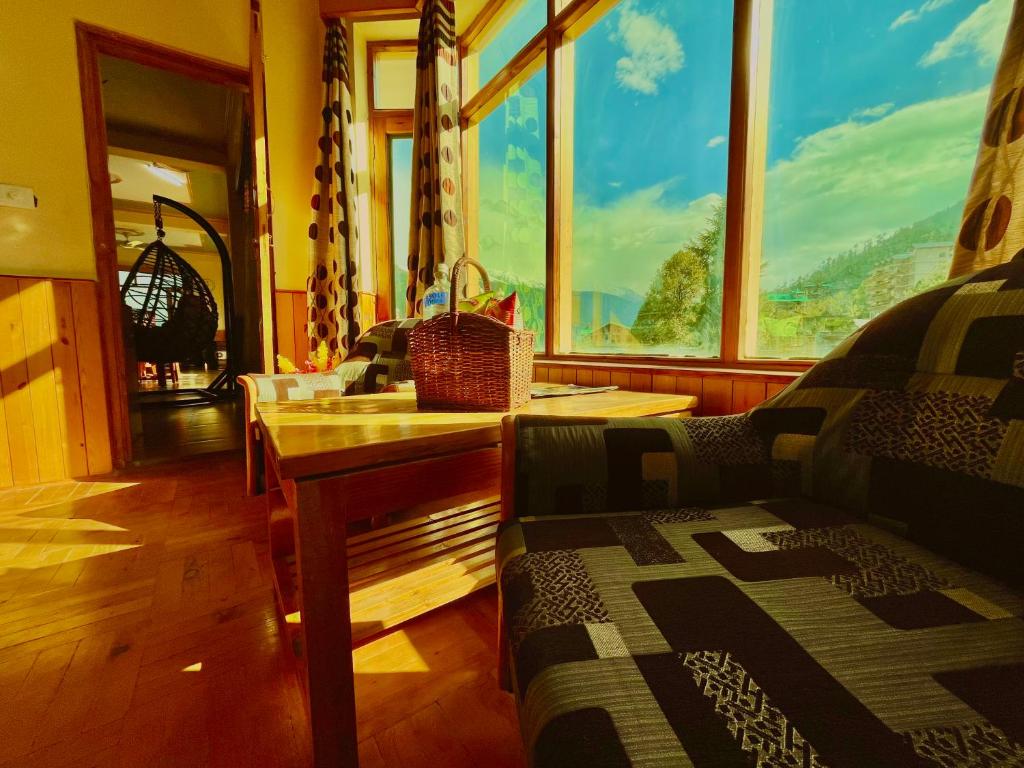 Posezení v ubytování Woods Villa Cottages Manali - 1,2,3,4 Cottages & Villas Available in manali with scenic mountain view