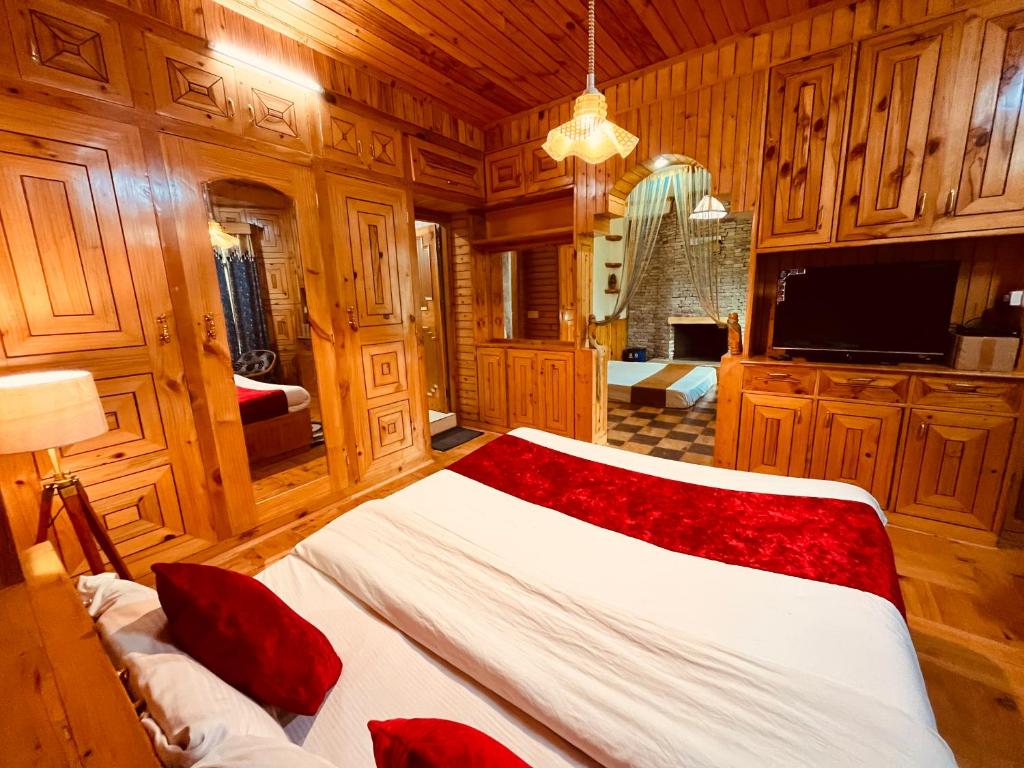 Postel nebo postele na pokoji v ubytování Woods Villa Cottages Manali - 1,2,3,4 Cottages & Villas Available in manali with scenic mountain view