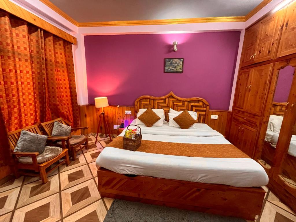 Postel nebo postele na pokoji v ubytování Woods Villa Cottages Manali - 1,2,3,4 Cottages & Villas Available in manali with scenic mountain view