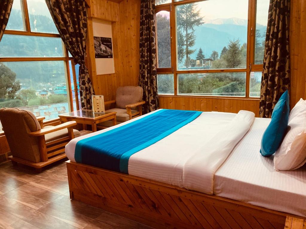 Postel nebo postele na pokoji v ubytování Woods Villa Cottages Manali - 1,2,3,4 Cottages & Villas Available in manali with scenic mountain view