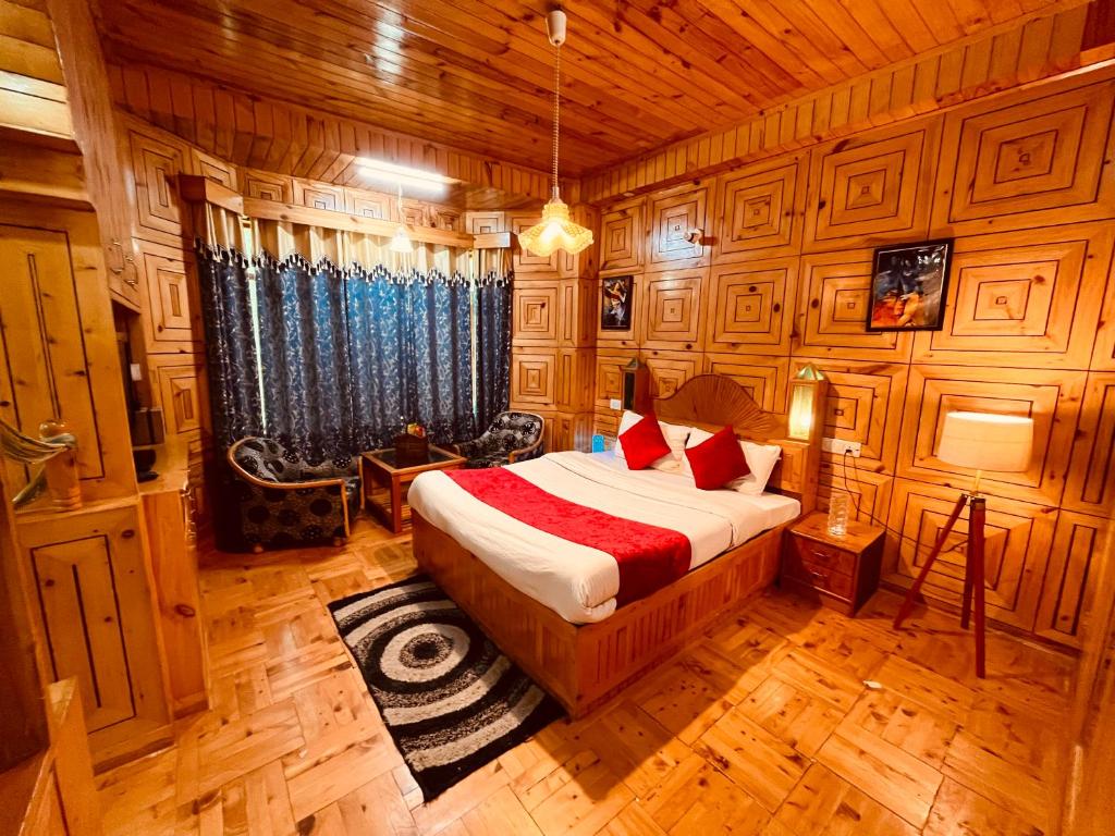 Postel nebo postele na pokoji v ubytování Woods Villa Cottages Manali - 1,2,3,4 Cottages & Villas Available in manali with scenic mountain view