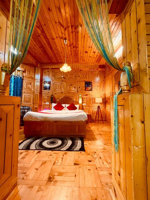 Postel nebo postele na pokoji v ubytování Woods Villa Cottages Manali - 1,2,3,4 Cottages & Villas Available in manali with scenic mountain view