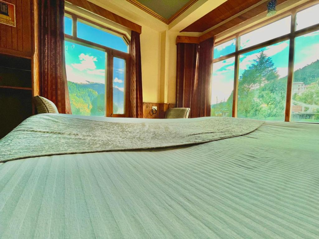 Postel nebo postele na pokoji v ubytování Woods Villa Cottages Manali - 1,2,3,4 Cottages & Villas Available in manali with scenic mountain view