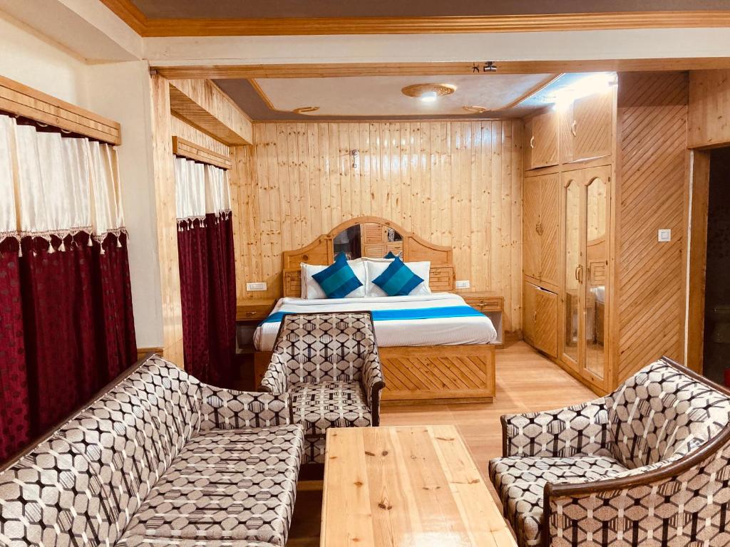 Postel nebo postele na pokoji v ubytování Woods Villa Cottages Manali - 1,2,3,4 Cottages & Villas Available in manali with scenic mountain view