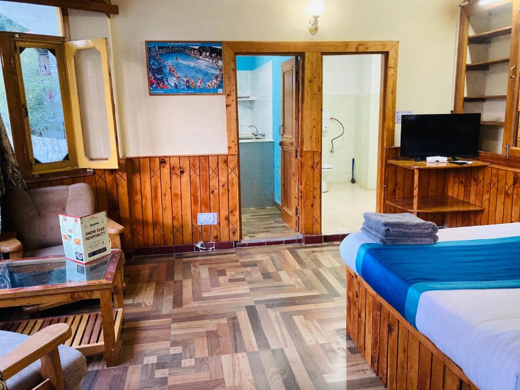 TV a/nebo společenská místnost v ubytování Woods Villa Cottages Manali - 1,2,3,4 Cottages & Villas Available in manali with scenic mountain view
