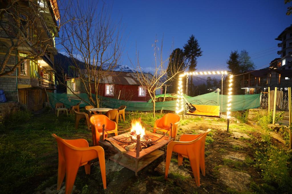 Zahrada ubytování Woods Villa Cottages Manali - 1,2,3,4 Cottages & Villas Available in manali with scenic mountain view