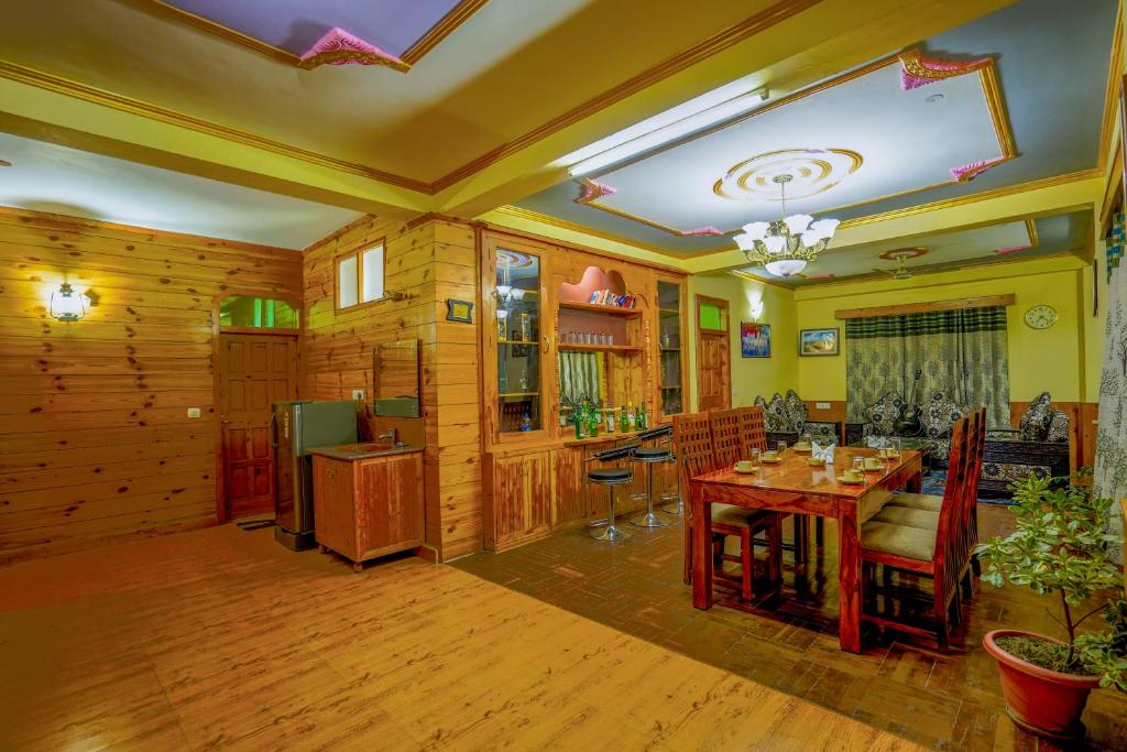 Restaurace v ubytování Woods Villa Cottages Manali - 1,2,3,4 Cottages & Villas Available in manali with scenic mountain view