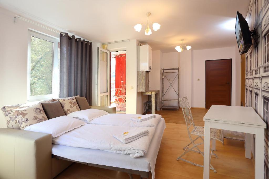 TV a/nebo společenská místnost v ubytování Family Hotel Amor
