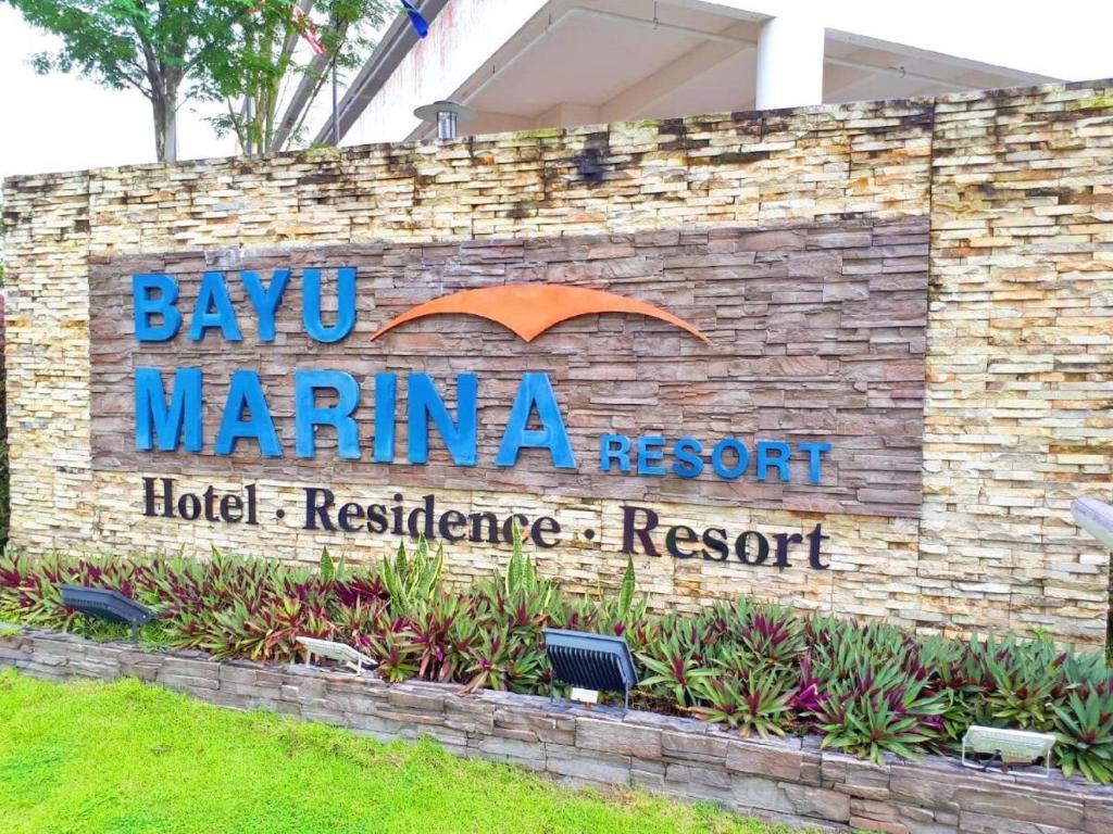 ein Schild für ein Hotel Resilience Resort an einer Ziegelmauer in der Unterkunft Bayu Marina Residence Muji Style 5min Midvalley Johor Bahru in Johor Bahru