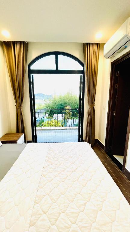 Postel nebo postele na pokoji v ubytování Hotel Amber View Beach Vinwonder Safari VietNam
