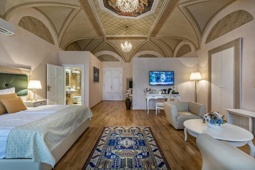 Postel nebo postele na pokoji v ubytování Little King Hotel U Malvaze
