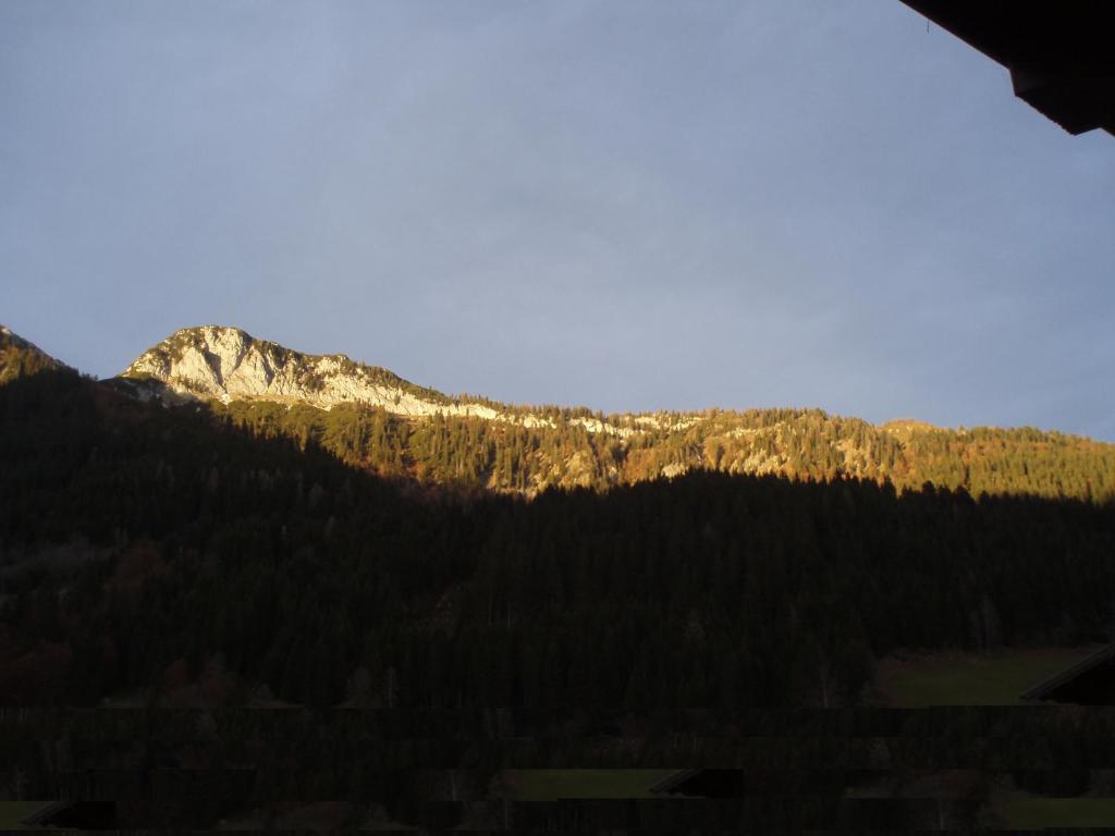 Vista generica sulle montagne o vista sulle montagne dall'interno dell'appartamento