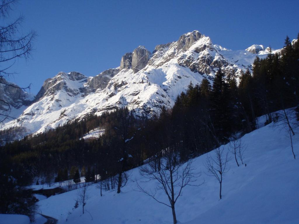 Vista generica sulle montagne o vista sulle montagne dall'interno dell'appartamento