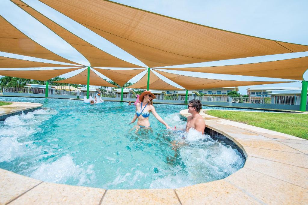 Bazén v ubytování Club Tropical Resort Darwin nebo v jeho okolí