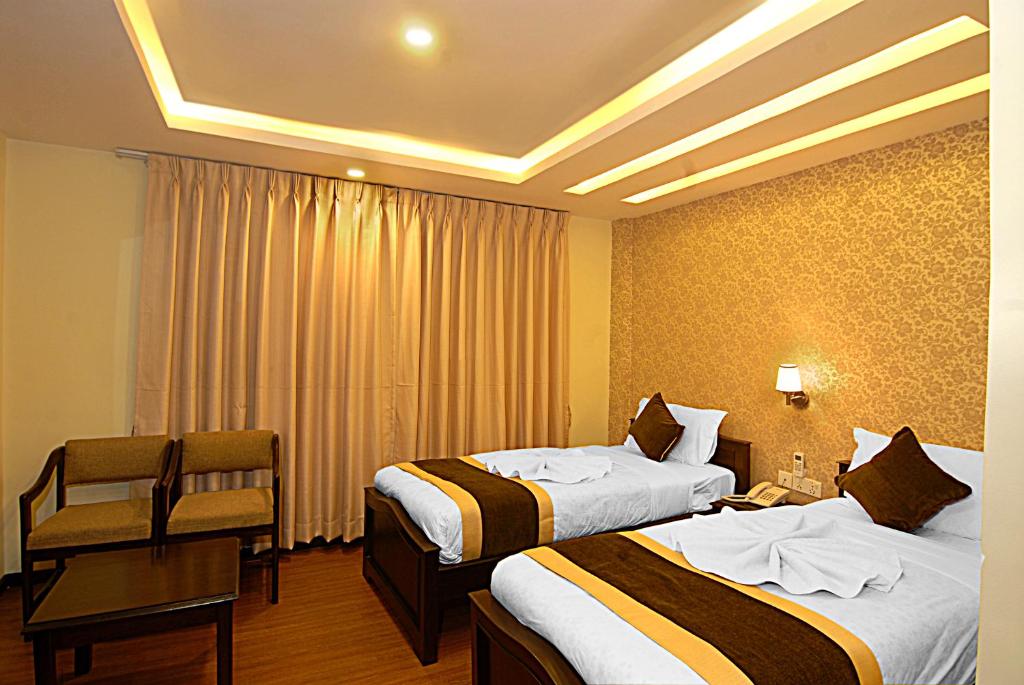 Postel nebo postele na pokoji v ubytování Kathmandu Grand Hotel