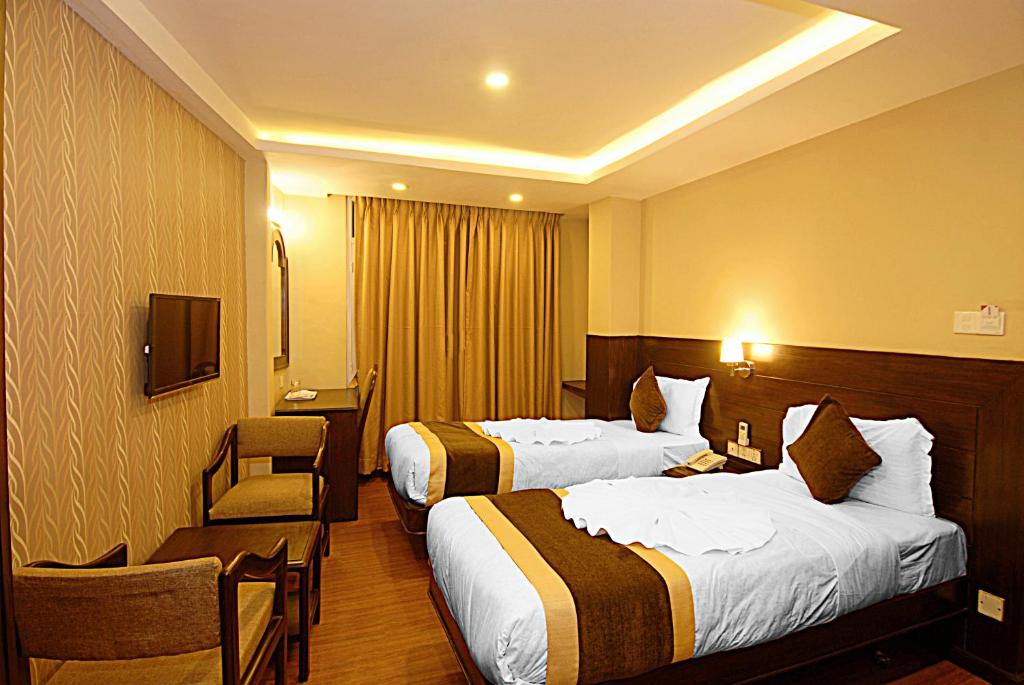 Postel nebo postele na pokoji v ubytování Kathmandu Grand Hotel
