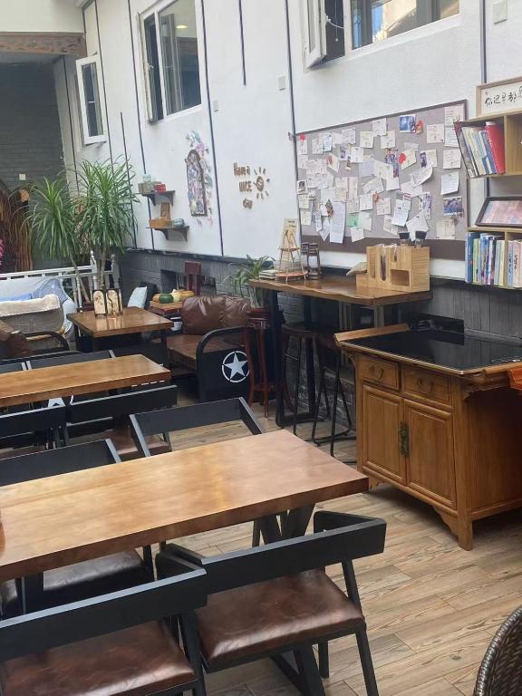 Restaurace v ubytování East Sacred Hotel ᴸᴱO Celebrating our 1st anniversary ---Foreign Accept English-Speaking Team--- 2 mins-walk to Subway丨Customized Tour Better-Live like a Local丨Near Tiananmen Forbidden丨Free Laundry,coffee,snacks and wifi-unlimited Software Leo