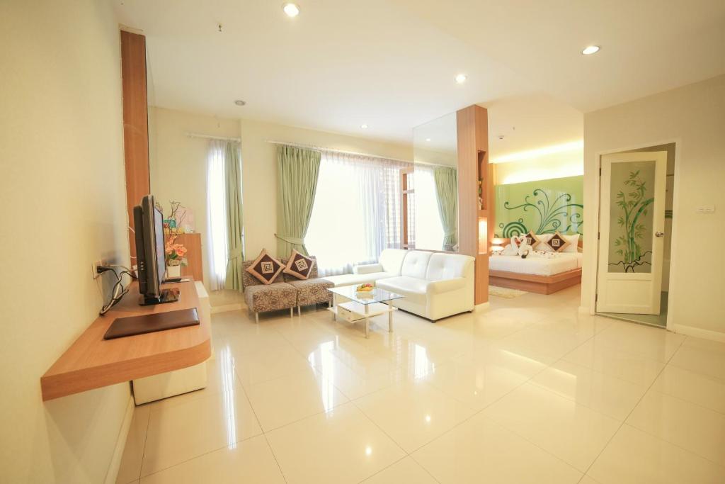 uma grande sala de estar com um sofá e uma televisão em Lanexang Princess Hotel em Vientiane