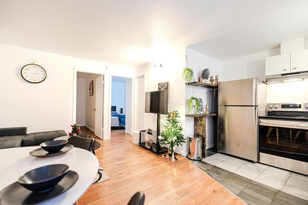 a living room with a couch and a table at Central apartment in Griffin Town in Montréal