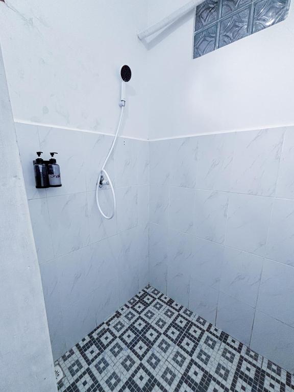 Koupelna v ubytování Trytan Gerupuk Homestay