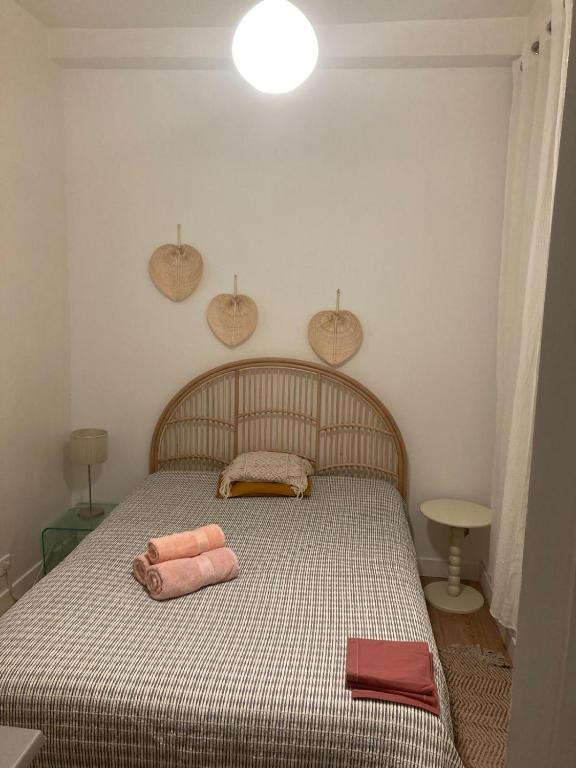 une chambre avec un lit avec deux serviettes dessus dans l'établissement Cosy and central, à Paris