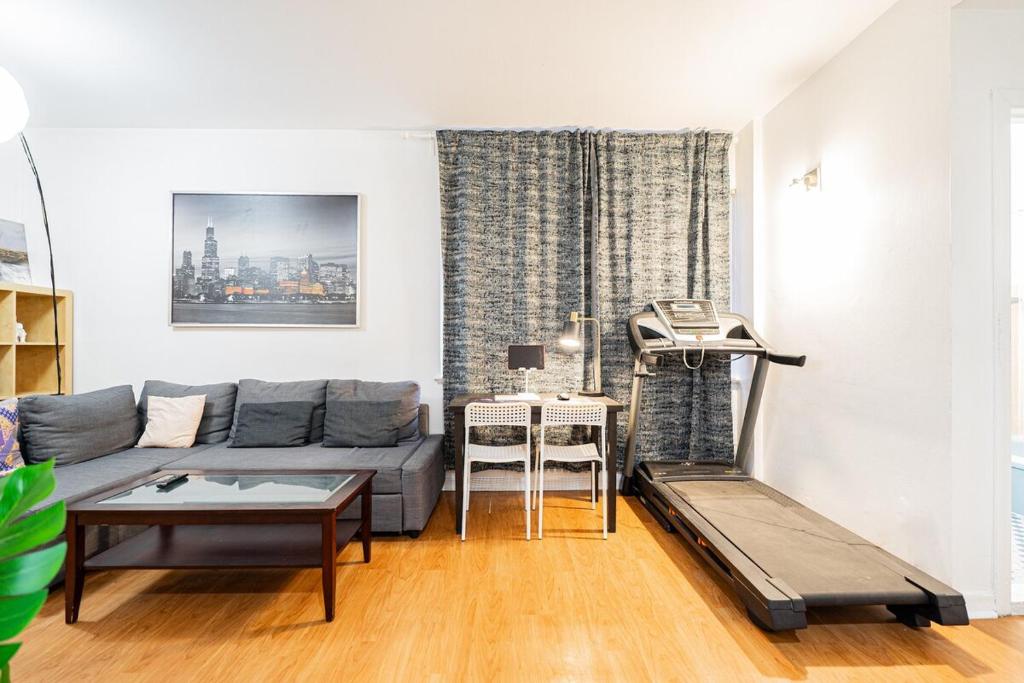 a living room with a couch and a table at Superbe appartement près McGill in Montréal