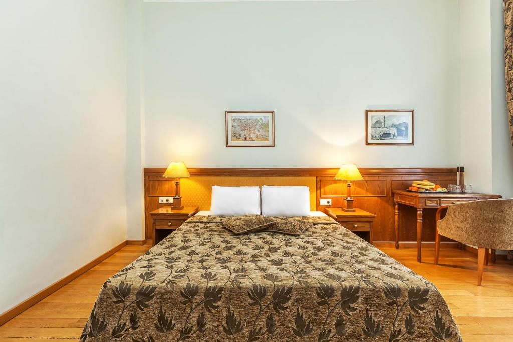 Minerva Premier Hotel - 三个房间