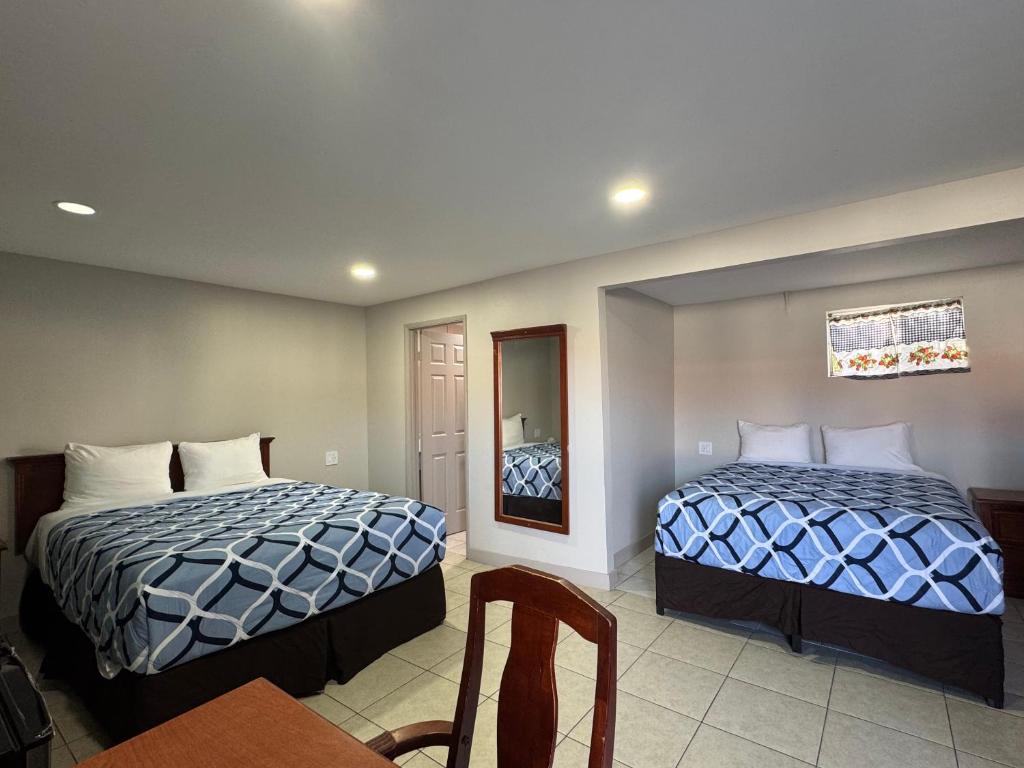 Uma cama ou camas num quarto em Rodeway Inn