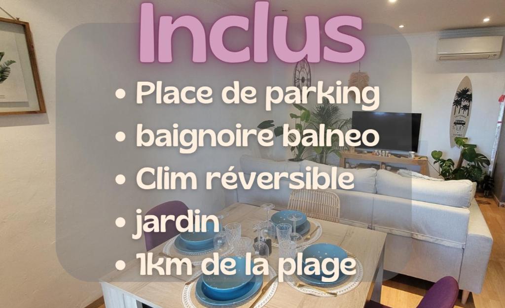 - un panneau dans un salon avec une table dans l'établissement Vacances cosy au soleil, à Fréjus