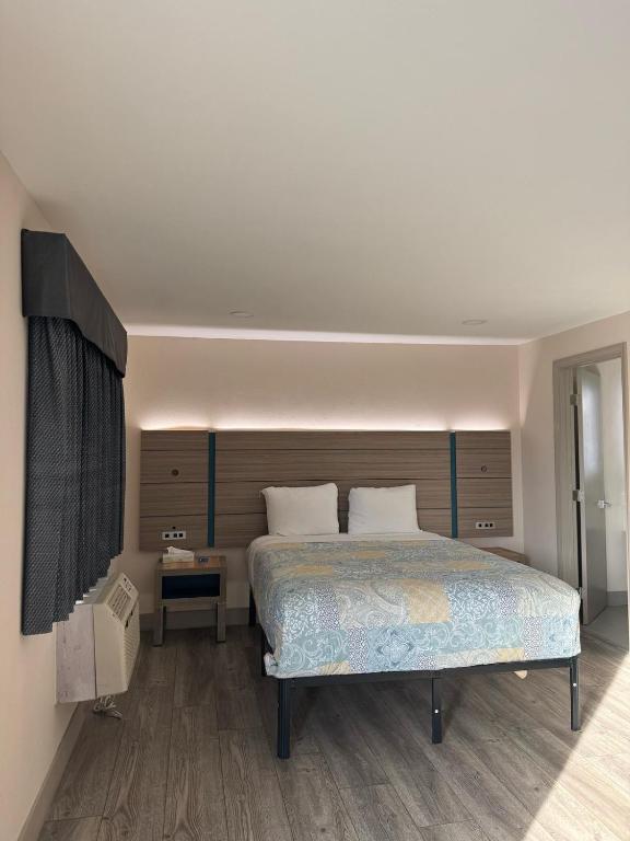Uma cama ou camas num quarto em Rodeway Inn