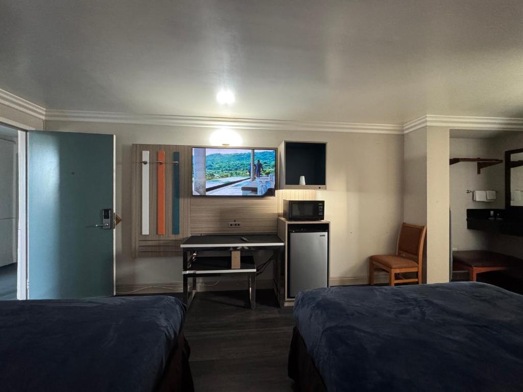 Uma cama ou camas num quarto em Rodeway Inn
