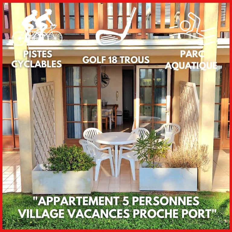 un panneau indiquant un restaurant avec une table et des chaises dans l'établissement 