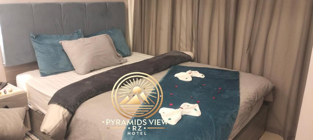 Postel nebo postele na pokoji v ubytování Pyramids View R Z Hotel