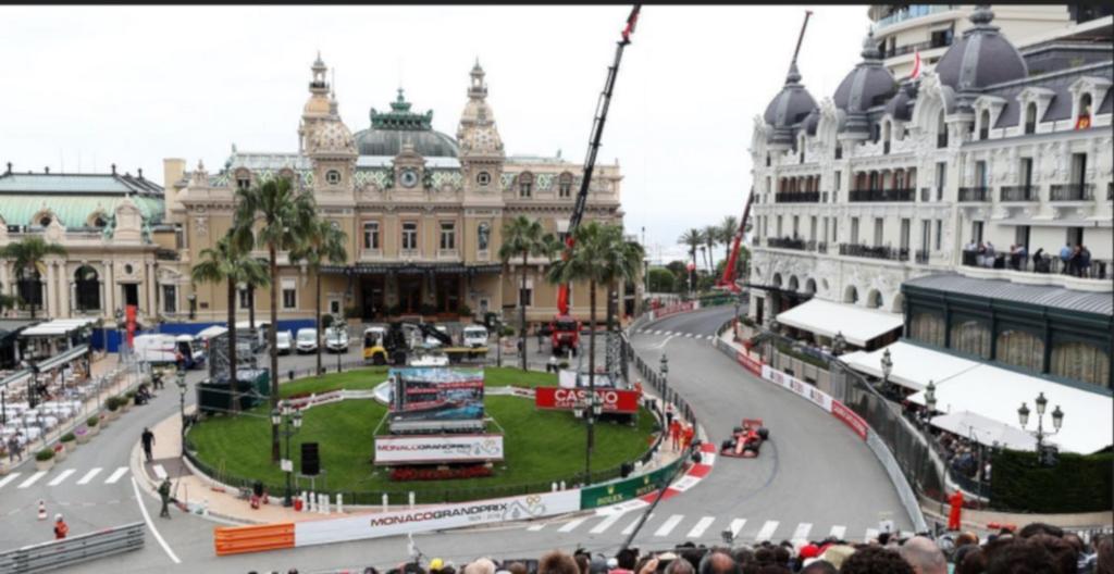une rue dans une ville avec un grand bâtiment dans l'établissement CASINO FLAT Center, à Beausoleil