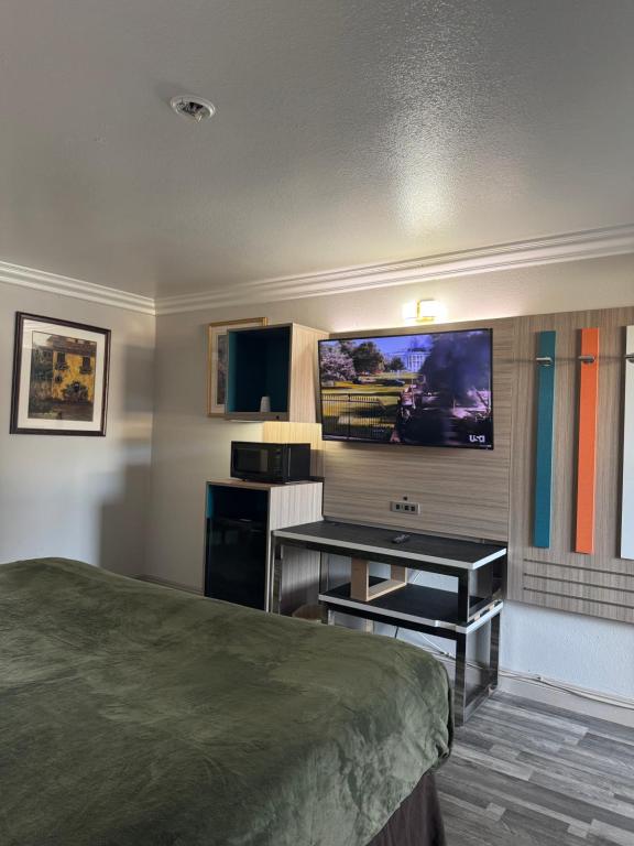 Uma televisão e/ou sistema de entretenimento em Rodeway Inn