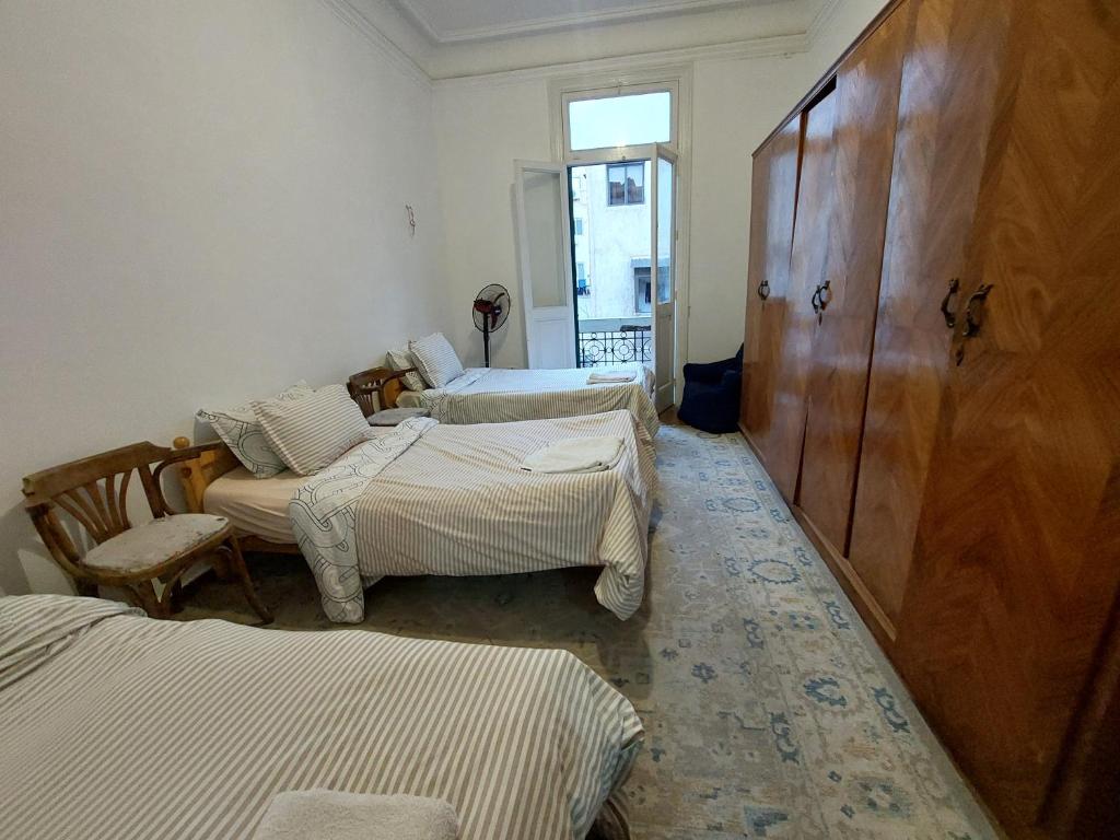 Postel nebo postele na pokoji v ubytování Ahllan Hostel For Men onlyغرف خاصة للرجال فقط 仅限男士 女士不允许