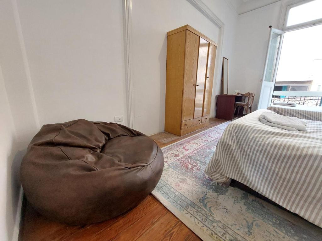Postel nebo postele na pokoji v ubytování Ahllan Hostel For Men onlyغرف خاصة للرجال فقط 仅限男士 女士不允许